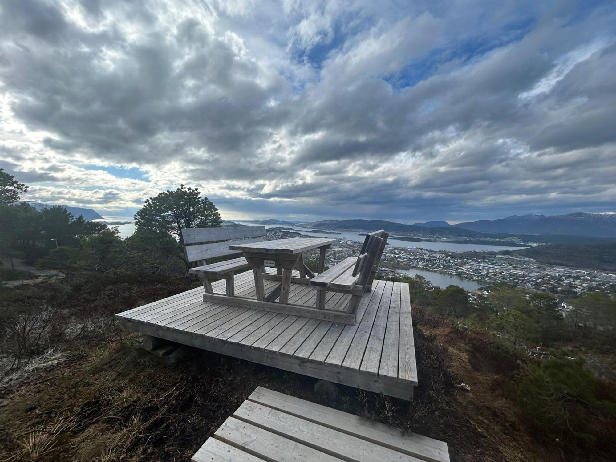 Cozy Retreat In The Heart Of Alesund Apartment Exterior photo